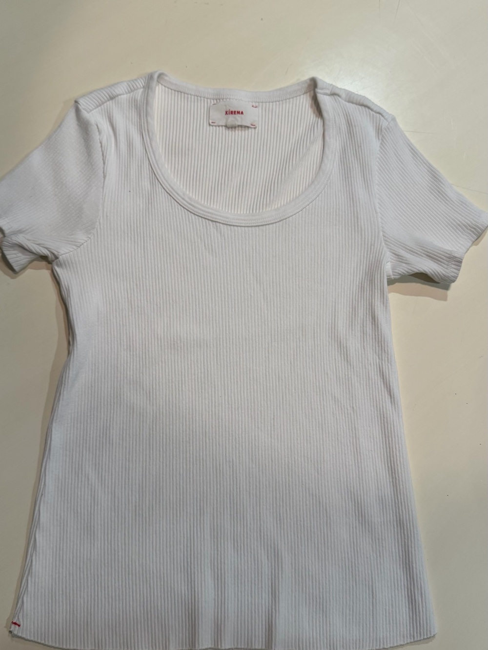 XiRENA White Ribbed Scoop Short Sleeve Tee